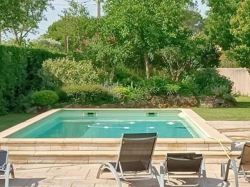 - une piscine avec des chaises en face dans l'établissement Superbe appartement neuf au cœur de la Provence., à Entraigues-sur-la-Sorgue