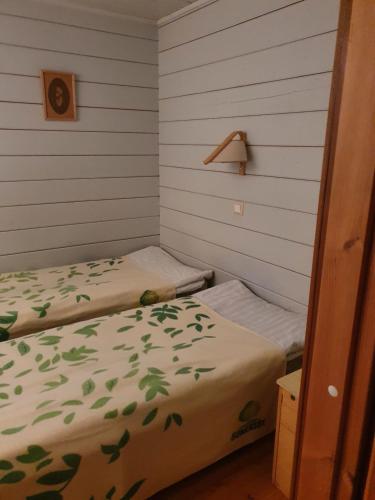 Katil atau katil-katil dalam bilik di Emolahti Camping