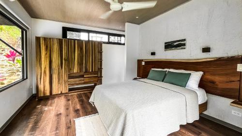 a bedroom with a bed and a window at Casa Ker Lumar in Uvita