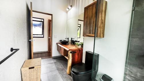 a room with a wooden desk and a television at Casa Ker Lumar in Uvita