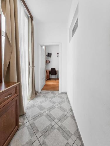 Elegant 3-Bedroom Getaway with Balcony for Groups up to 7