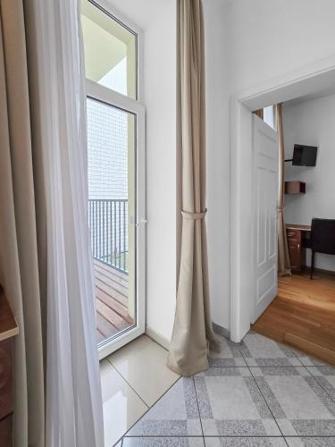 Elegant 3-Bedroom Getaway with Balcony for Groups up to 7