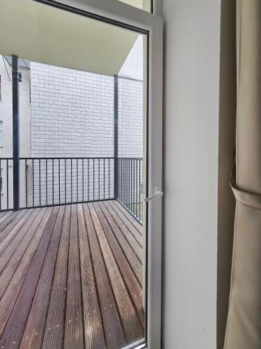 Elegant 3-Bedroom Getaway with Balcony for Groups up to 7