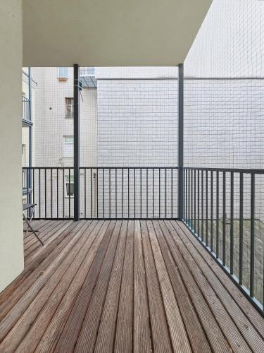 Elegant 3-Bedroom Getaway with Balcony for Groups up to 7