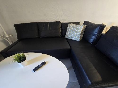 czarna kanapa z pilotem na stole w obiekcie Sunny bungalow La Mata with sea views w mieście Torrevieja