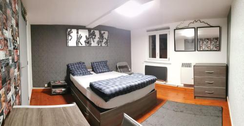 une chambre avec un grand lit avec des oreillers bleus dans l'établissement Apparat, à Colmar