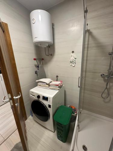 małą kuchnię z kuchenką i kuchenką mikrofalową w obiekcie Sarajevo Boulevard w Sarajewie