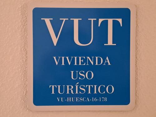 a blue sign on a wall with the text virgil vivendi uso at Apartamento IZAS Canfranc in Canfranc-Estación