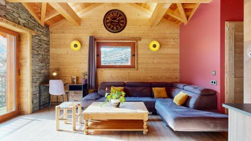 un salon avec un canapé et une table dans l'établissement Chalet Grand Croix - Haut Standing - 8, 10 pers, à Lanslebourg-Mont-Cenis