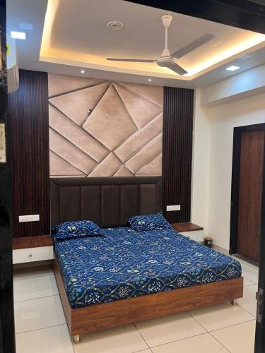 een slaapkamer met een bed met een houten hoofdeinde bij Phoenix Wedding & HomeStay in Amritsar