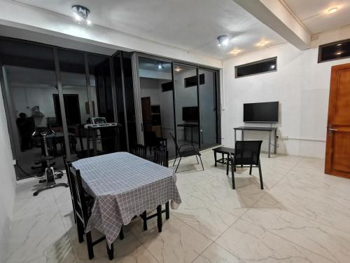 Μια τηλεόραση ή/και κέντρο ψυχαγωγίας στο Quatre bornes Rooms COLIVING