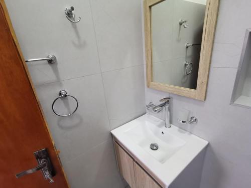 Ένα μπάνιο στο Quatre bornes Rooms COLIVING