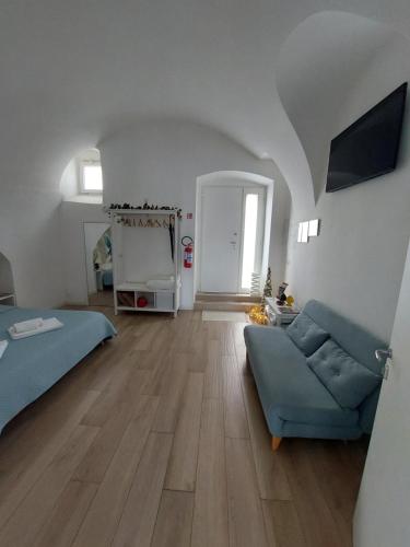 a living room with a blue couch and a tv at 1820 Marè in Molfetta