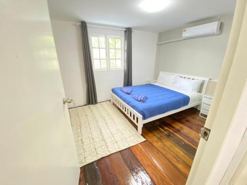 a small bedroom with a bed and a window at Cozy townhouse near by Klong Dao beach in Ban Mo Nae