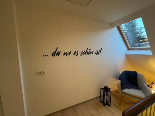 a room with a wall with a quote on the wall at Erholung im Wald - mit Schwimmbad in Heßles