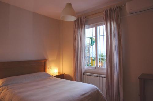 a bedroom with a bed and a window at Apartamentos entreRíos in Cazorla
