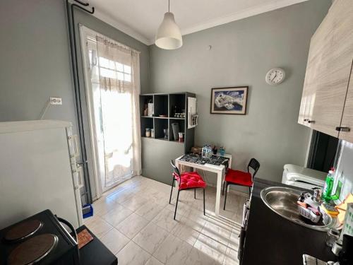 Kuchyň nebo kuchyňský kout v ubytování Downtown Serenity Apartment