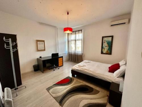 Postel nebo postele na pokoji v ubytování Downtown Serenity Apartment