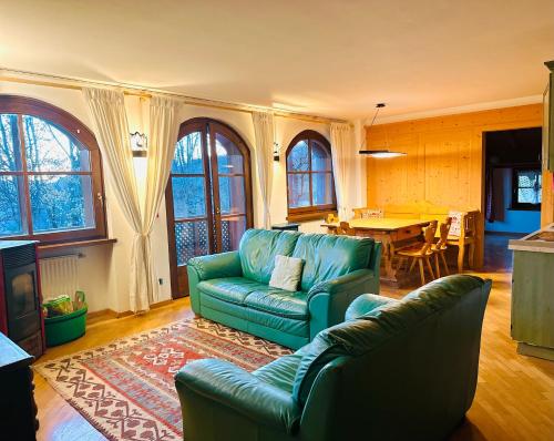 Uma área de estar em Casa del Cirmolo - apartments for rent