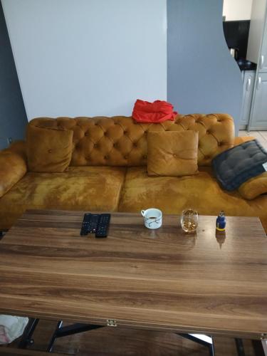 une table basse en face d'un canapé dans l'établissement Chambre ou calme, à Saint-Ouen-lʼAumône