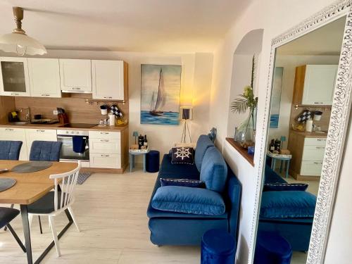 un soggiorno con un divano blu e un tavolo di Holiday House Baska Hill a Jurandvor