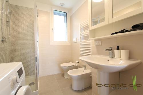 une salle de bain blanche avec un lavabo et des toilettes dans l'établissement Bamboo Milano Rutilia, à Milan