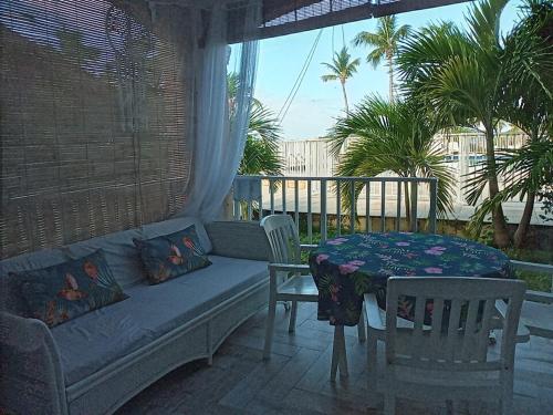 a living room with a couch and a table at Just in paradise in Baie Nettle