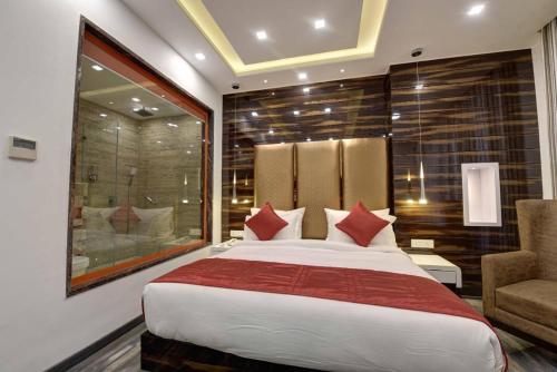 Postel nebo postele na pokoji v ubytování Hotel Nova Inn Near Delhi Airport