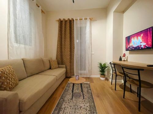 un soggiorno con un divano e un tavolo di AJ Apartments - Hidden Gem in front of Taiwan Center a Tirana