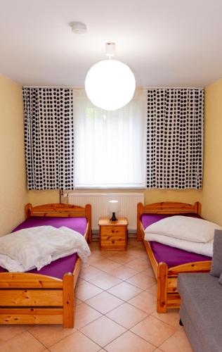 a bedroom with two twin beds and a window at -Waldhaus-Fewo 3 in Mirow