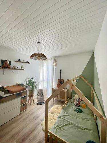 une chambre avec un lit superposé et un bureau dans l'établissement Appartement T3 - forêt & plage, à Anglet