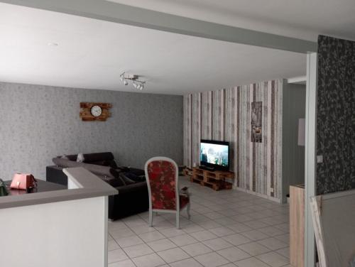 TV a/nebo společenská místnost v ubytování Chambre avec entrée privative