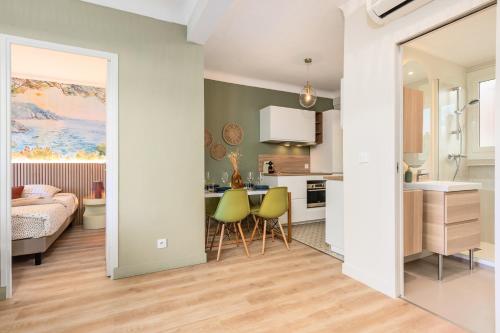 Il comprend un salon avec une cuisine et une chambre. dans l'établissement REPUBLIQUE II - Luxueux 3 pièces - 2 minutes de Monaco, à Beausoleil