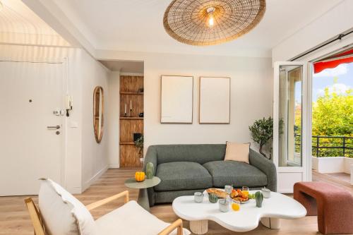 un salon avec un canapé et une table dans l'établissement REPUBLIQUE II - Luxueux 3 pièces - 2 minutes de Monaco, à Beausoleil