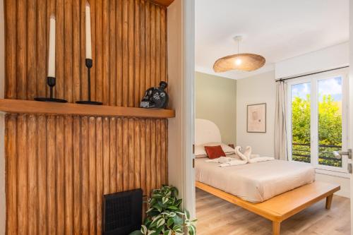 une chambre avec un lit et une fenêtre dans l'établissement REPUBLIQUE II - Luxueux 3 pièces - 2 minutes de Monaco, à Beausoleil