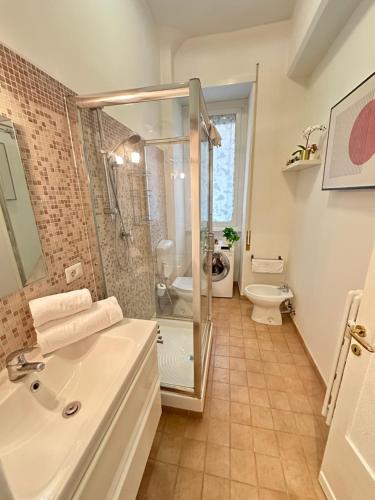 Un baño con ducha, lavabo e inodoro. en Botticelli 2 Guesthouse, en Roma