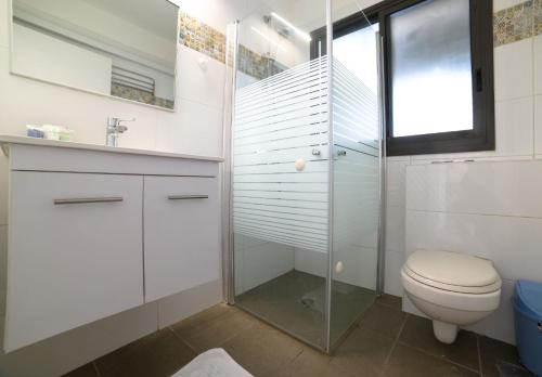 Un baño de YalaRent Migdalor Boutique Apartments with Sea Views Tiberias