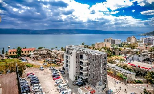 una vista aérea de una ciudad con un cuerpo de agua en YalaRent Migdalor Boutique Apartments with Sea Views Tiberias, en Tiberíades
