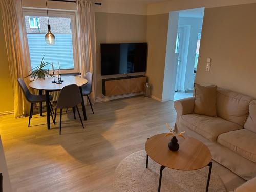 a living room with a couch and a table at Traumhafte Ferienwohnung zwischen Ostsee und Hansestadt in Stockelsdorf