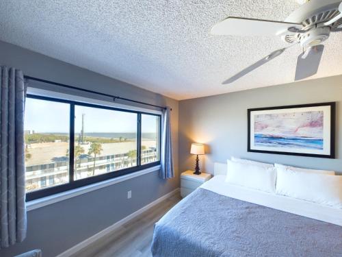 Postel nebo postele na pokoji v ubytování Sandcastles 2br2ba Cocoa Beach Ocean Views!