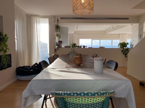 Χώρος καθιστικού στο Exclusive Beachfront Villa in Tzukei Yam