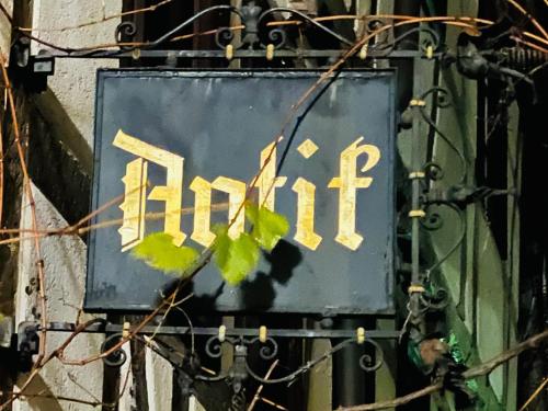 a sign on the side of a building with gold writing at ARTvacanza Neustadt in Neustadt an der Weinstraße