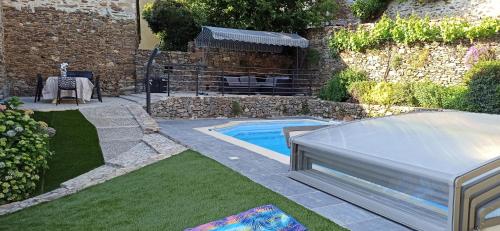 Kolam renang di atau dekat dengan Gite L'0livier avec piscine en Aveyron