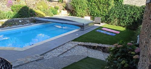 Kolam renang di atau dekat dengan Gite L'0livier avec piscine en Aveyron