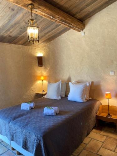 une chambre avec un lit avec deux serviettes dessus dans l'établissement Auberge U Sirenu, à Sartène