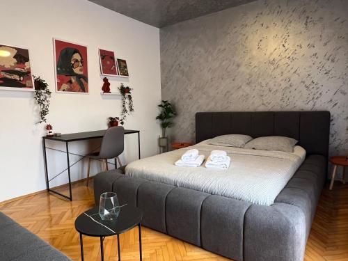 En eller flere senge i et værelse på Casa Terracota in City Square