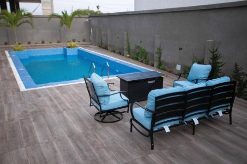 Kolam renang di atau dekat dengan BelRose Place-East Legon