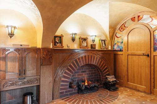 a fireplace in a room with an arched ceiling at Atelier Recreation Village in Râşnov