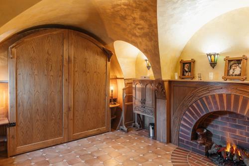 a living room with a brick fireplace and an archway at Atelier Recreation Village in Râşnov