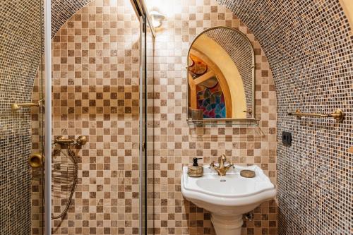 a bathroom with a sink and a shower at Atelier Recreation Village in Râşnov